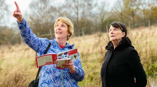 People with dementia trying out nature packs