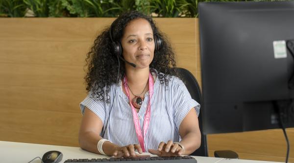 A dementia support line advisor