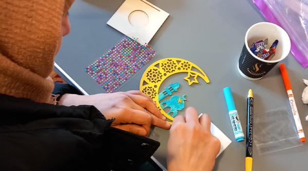 Arts and crafts activities at a Sahara support group