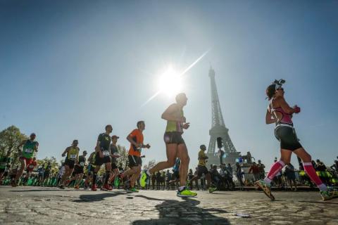 runner is front of the Eiffel Tower